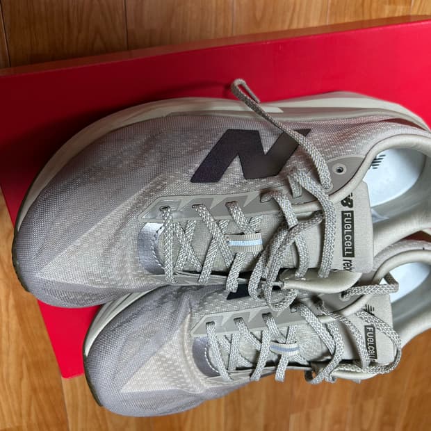 뉴발란스 레벨v5 275 2E (270교환 및 판매)