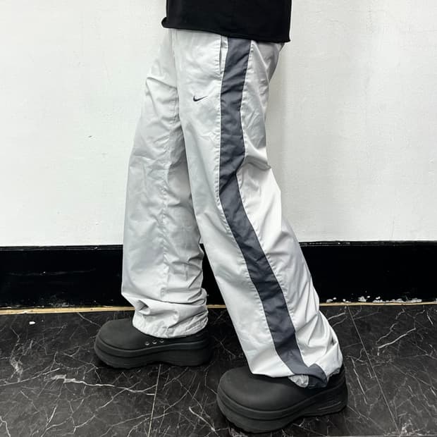 나이키 스우시 파이핑 스트레이트 트랙팬츠