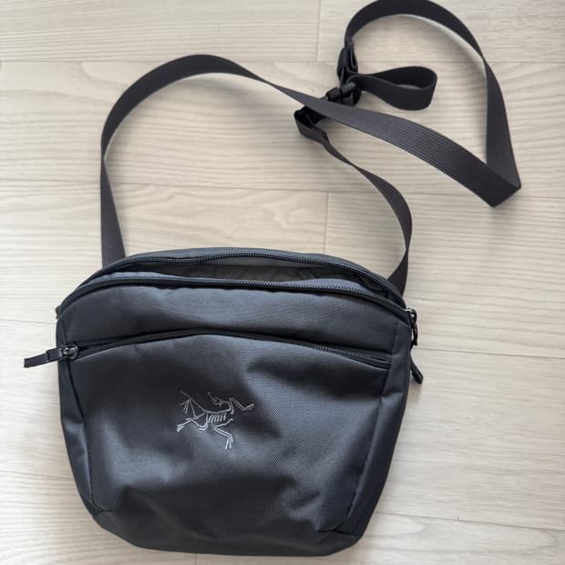 아크테릭스 멘티스 그레이 크로스백