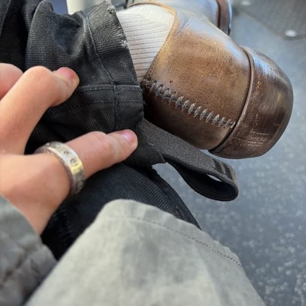 더 비리디안 비대칭 스티치 로퍼