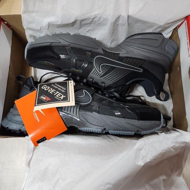 나이키 V2K 런 고어텍스 블랙 FZ2622 001 245사이즈