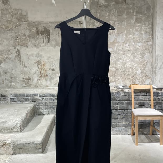 드리스 반 노튼 블랙 비즈 핀턱 슬리브리스 롱 원피스