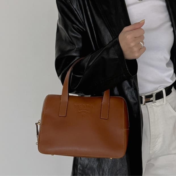 프라다 레더 토트백