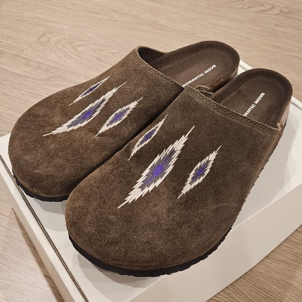 [270] 로맨틱무브 아콘 스웨이드 슬라이드 자수 브라운