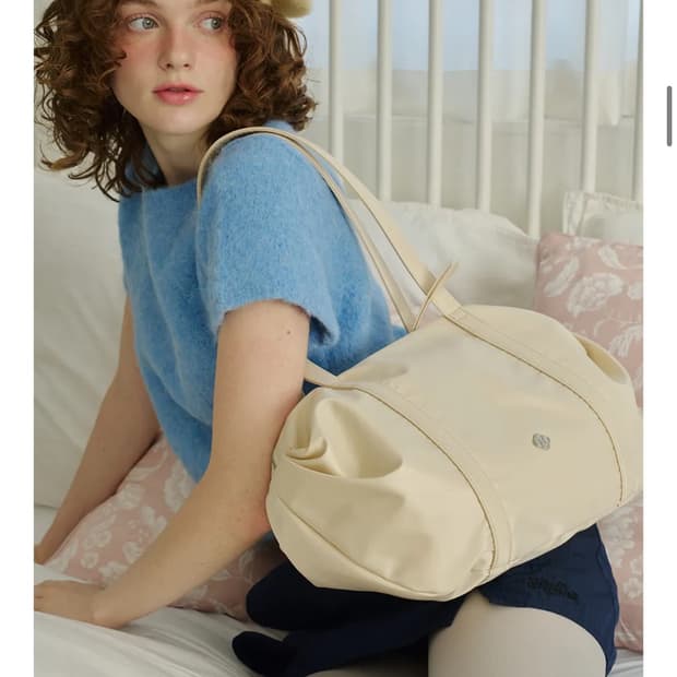 히어리 오로라 셔링 더플백 아이보리