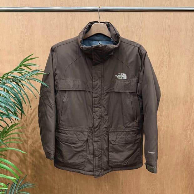 노스페이스 하이벤트 기능성 패딩 자켓 하단 포켓 로고 자수 디테일 브라운