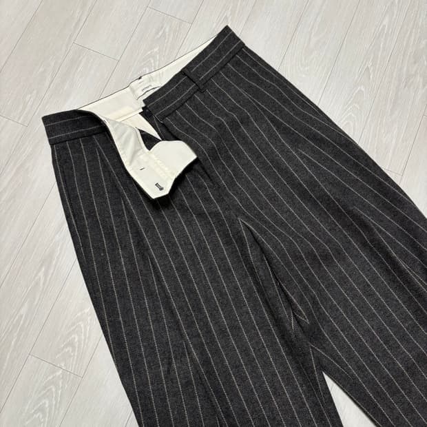 (L)아모멘토 울 스트라이프 마틴 팬츠 그레이