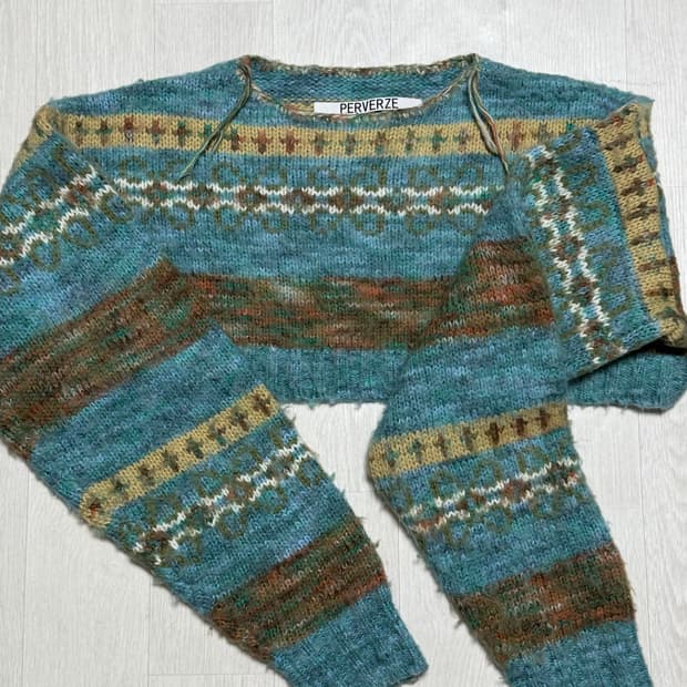 PERVERZE 크롭니트