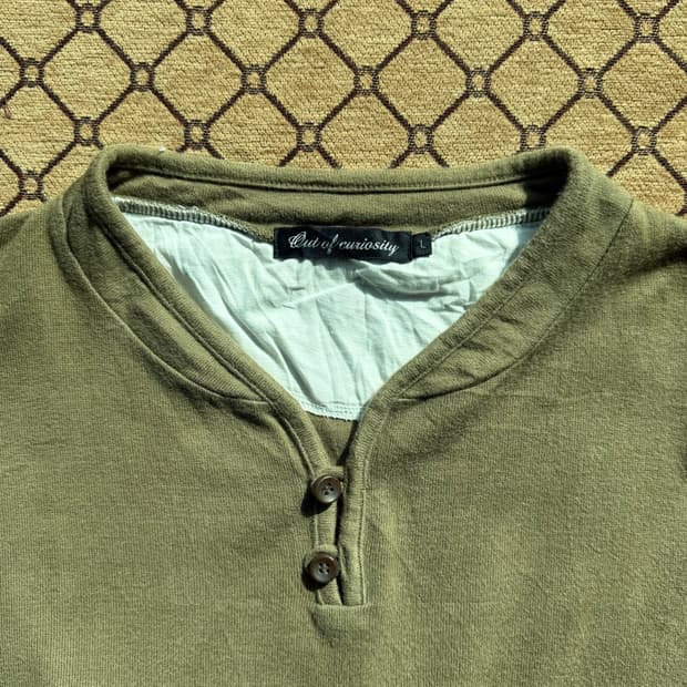 카키 넥 디테일 티셔츠