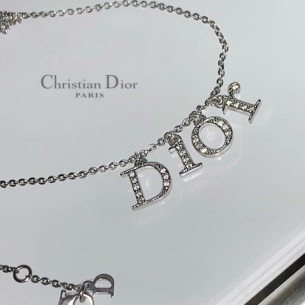 디올 로고 목걸이