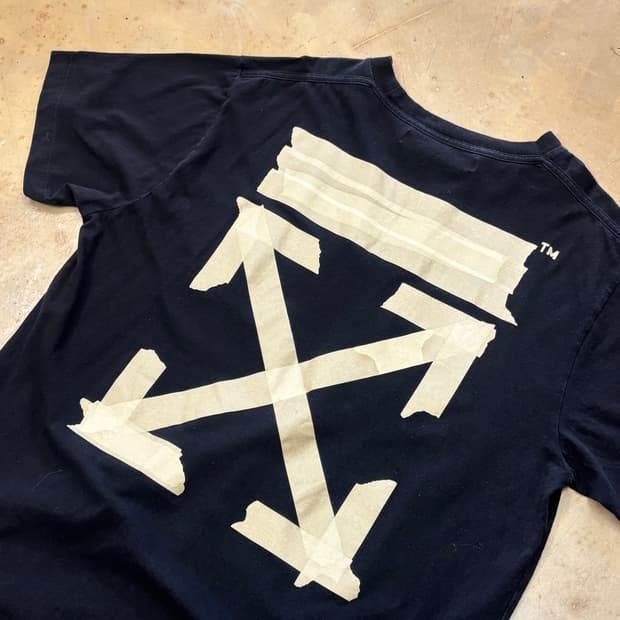 M 오프화이트 테이프애로우 반팔티