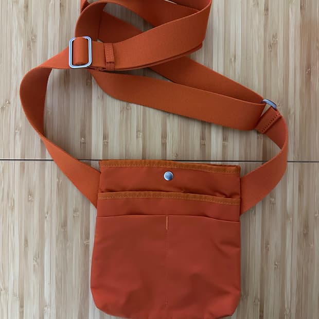 COS 오렌지색 크로스백