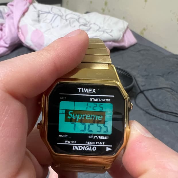 슈프림 x 타이맥스 콜라보 디지털 시계 골드 택포
