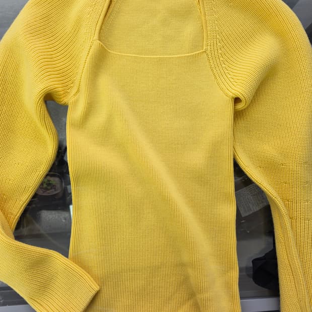 COS 옐로우 스퀘어넥 니트 XS (새상품)
