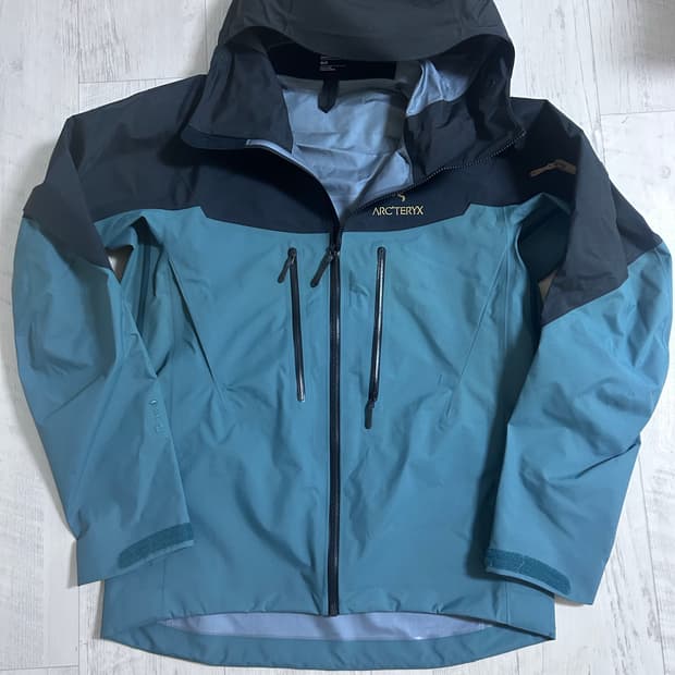 아크테릭스 알파 SV 다크매직 M