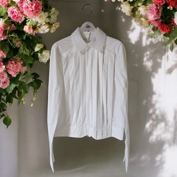 핀턱 디테일 화이트 셔츠 / 미착용 / 소매 진주버튼 / 후면여밈