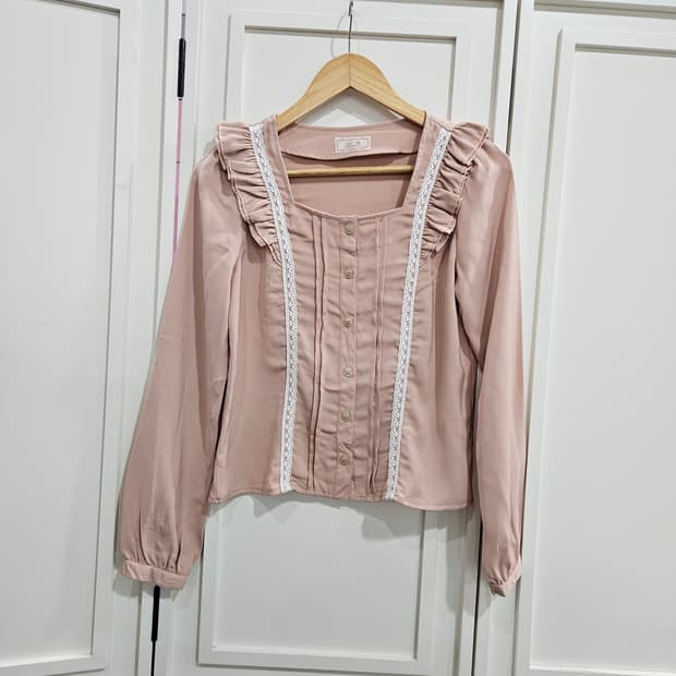 펜더리 레이스 프릴 블라우스