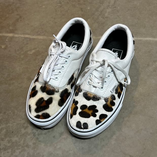 250) 반스 에라 트루 화이트 카프헤어 송치 레오파드 스니커즈