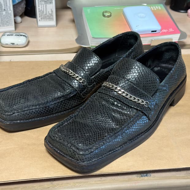 마틴로즈 뱀가죽 체인 로퍼 270