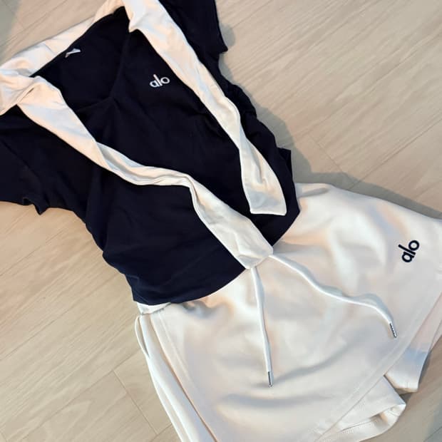 Alo 요가복 상하의 세트 네이비/화이트
