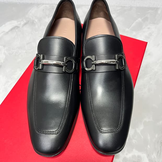 새상품)페라가모 남성 간치니 로퍼 블랙 7D (260추천)