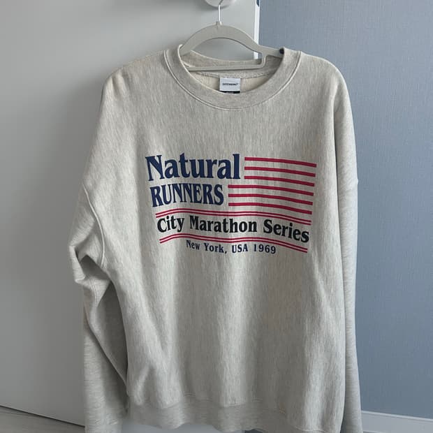 아웃스탠딩 맨투맨 스웻 오트밀