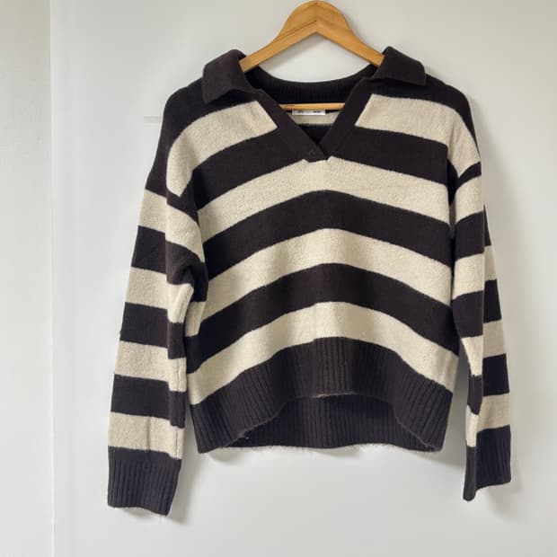 GU 스트라이프 카라 니트