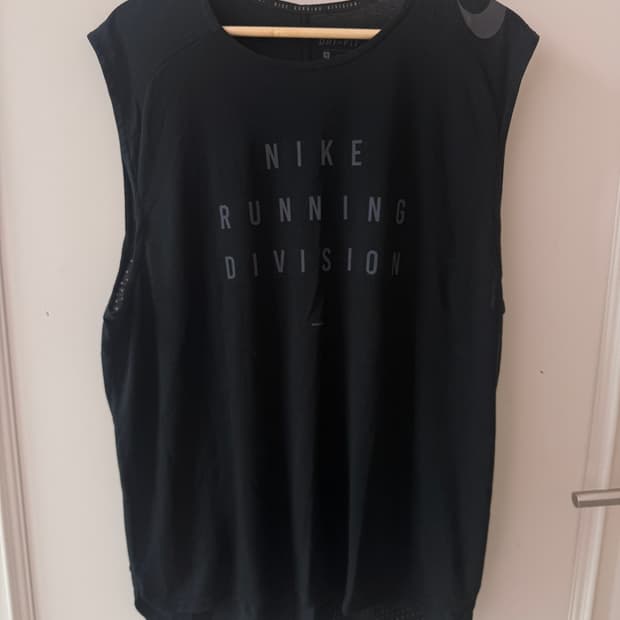나이키(NIKE) 러닝 디비전 드라이핏 슬리브리스