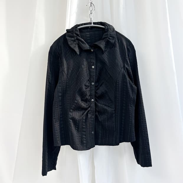 odessa 프릴 칼라 프론트 셔링 긱 블랙 셔츠