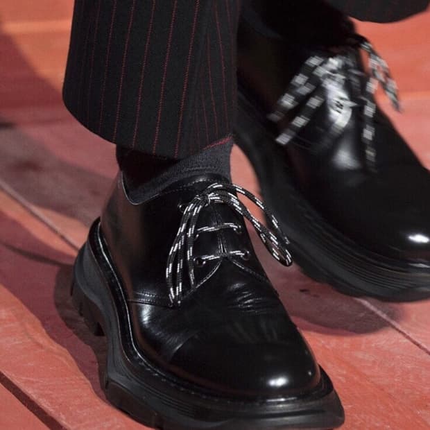 "청키한 실루엣의 정점, 알렉산더 맥퀸의 압도적인 존재감을 느껴보십시오.