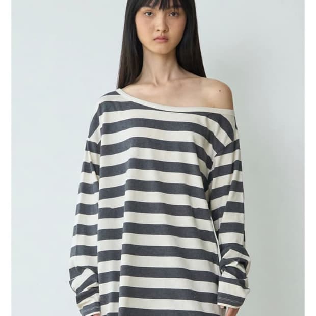 구해요🥹)밀로우먼 원숄더 디스트레드 티셔츠 차콜