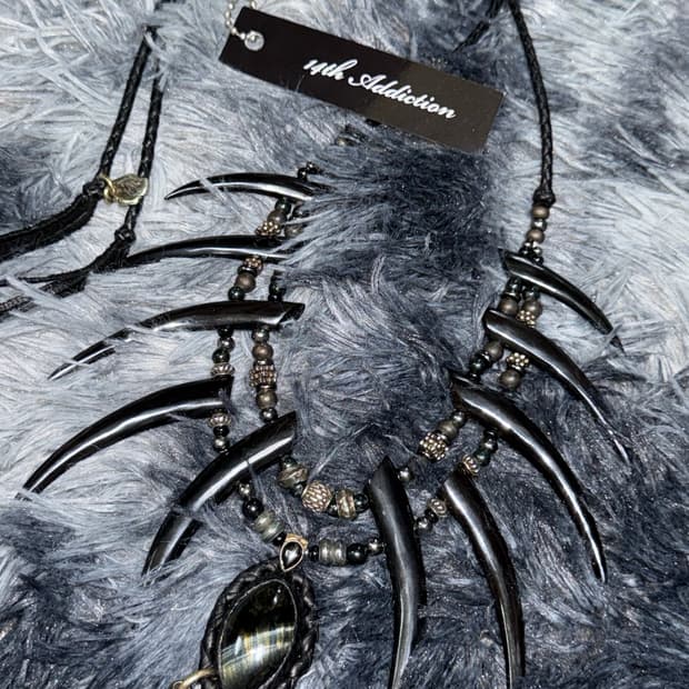 14thaddictionSINGLE STRING HORN NECKLACE