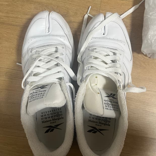 리복 x 메종 마르지엘라 클래식 레더 타비 슈즈 화이트 275