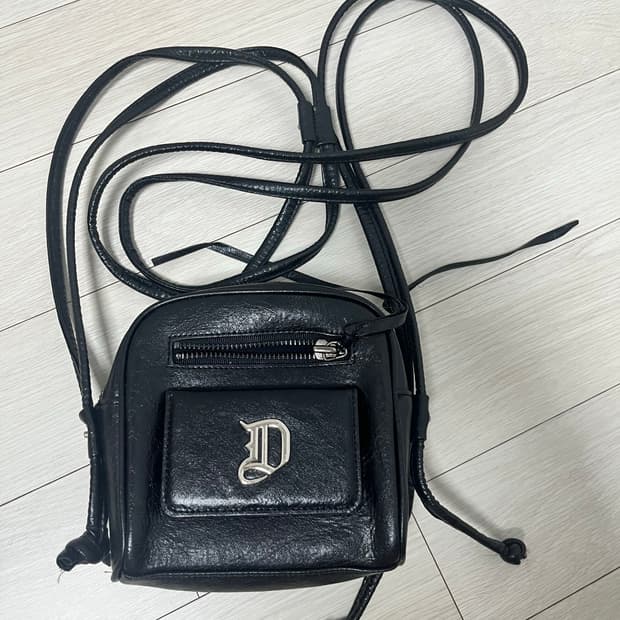 오도어 크로스백