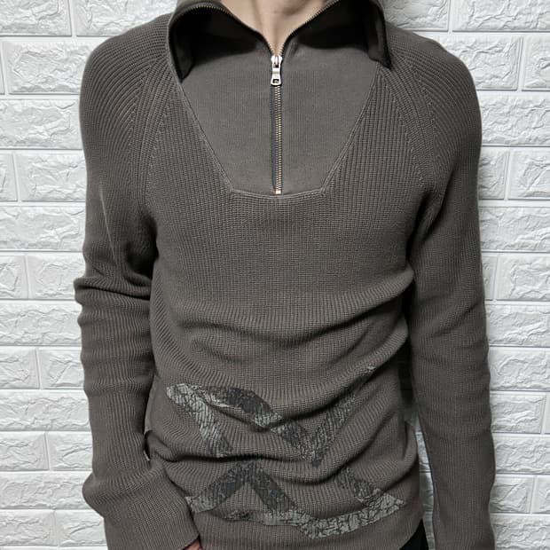 아르마니 익스체인지 하이넥 하프 짚 니트