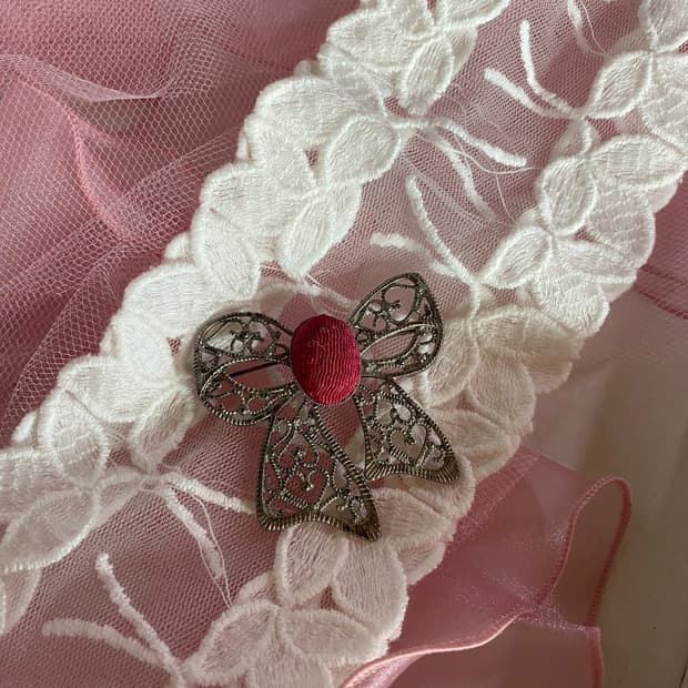  레드 패브릭 센터 리본 메탈 브로치