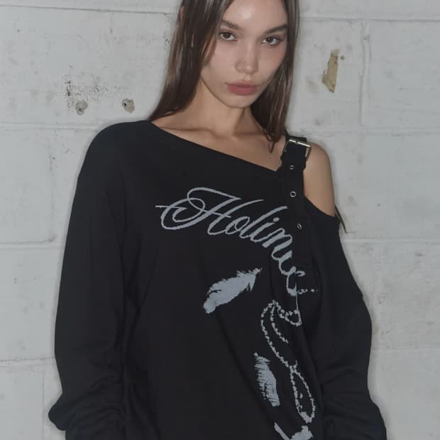 팬시클럽 원숄더 버클 스웻셔츠 블랙