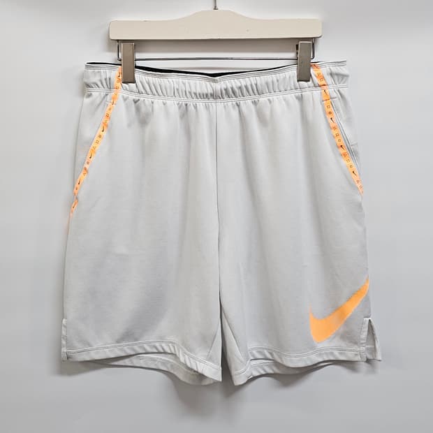 나이키 드라이핏 화이트 쇼츠 XL