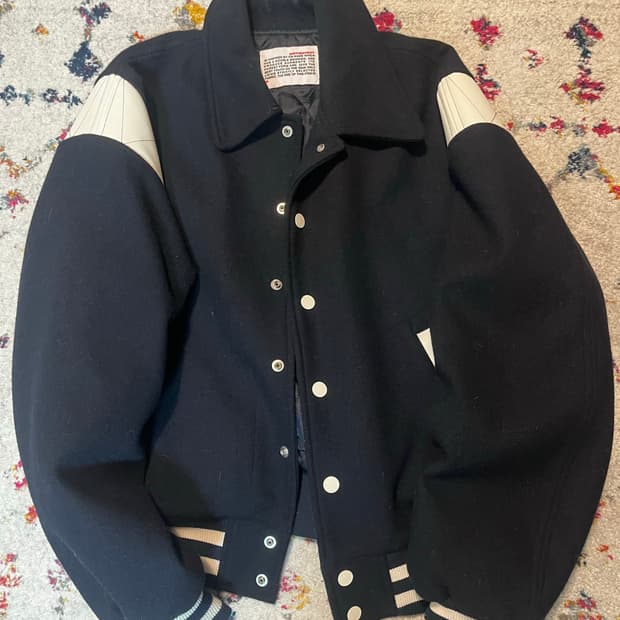 [m] 버스데이슈트 바시티자켓