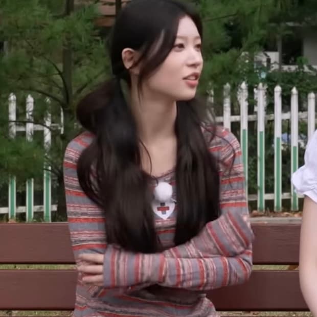 (아일릿 모카 착용) 샵페어리 레인보우 니트 미니 드레스 