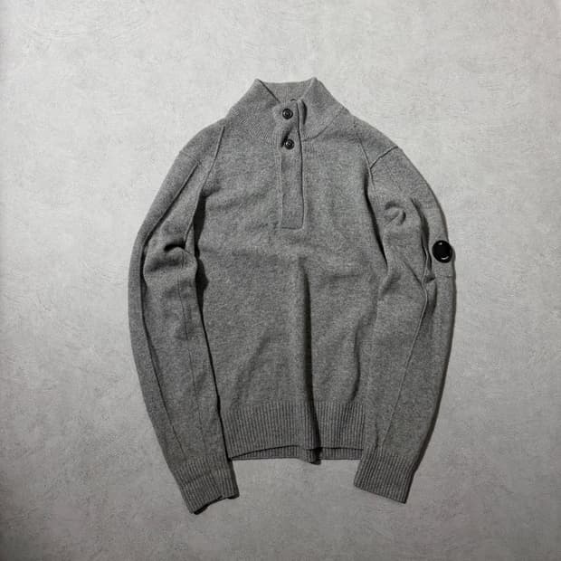 C.P 컴퍼니 렌즈패치 쿼터집업니트