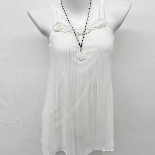 화이트 로즈 플리츠 슬립