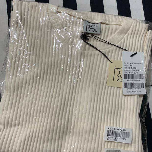 베이스레인지 shaw 반팔 아이보리 새상품