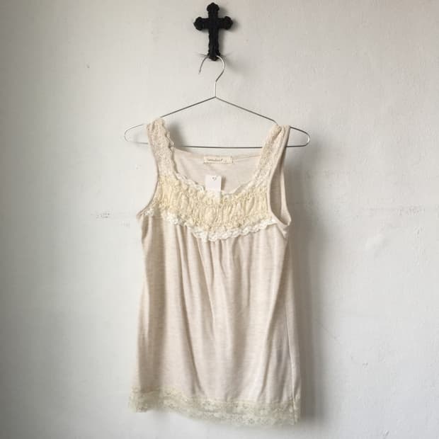 Lace point sleeveless