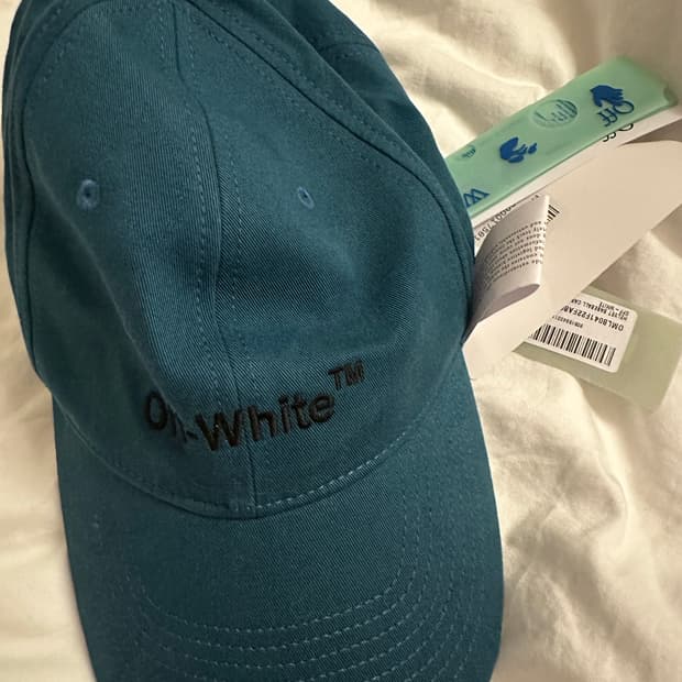 오프화이트 볼캡 모자