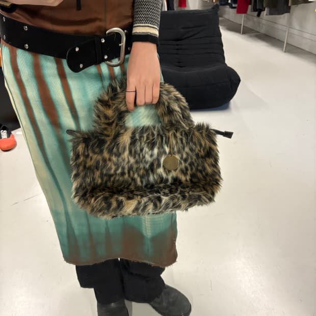 Y‘SACCS faux fur hand bag -5 (room)