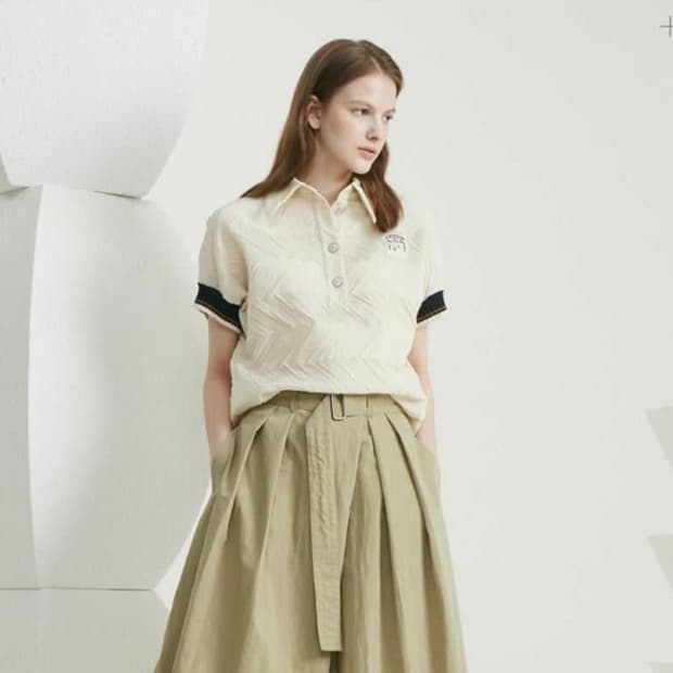 한섬 타임 2021 배색 립라인 텍스처 반팔 블라우스 F사이즈