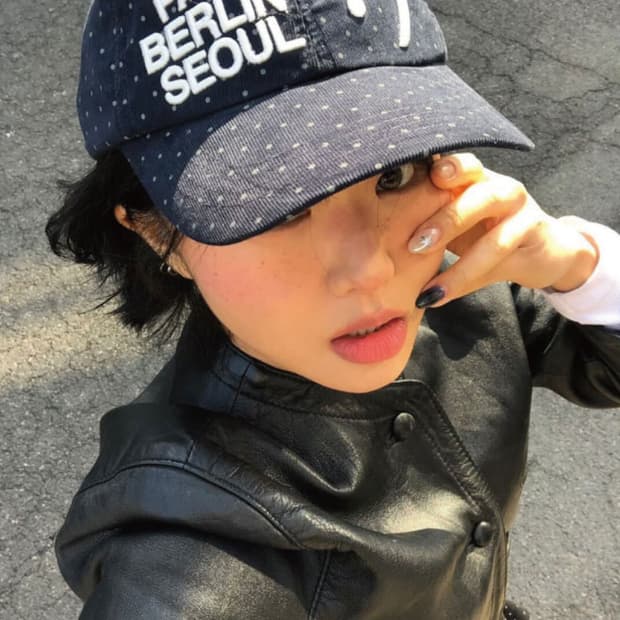 더뮤지엄비지터 스마일 로고 볼캡