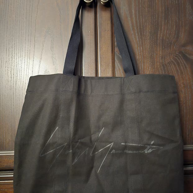 요지 야마모토 레터링 코튼 토트백 새제품입니다.