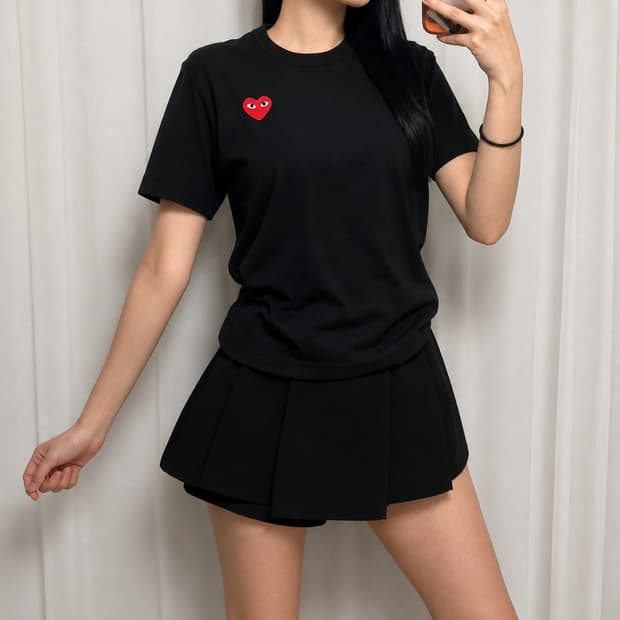 꼼데가르송 플레이 레드 하트 자수 블랙 반팔 티셔츠